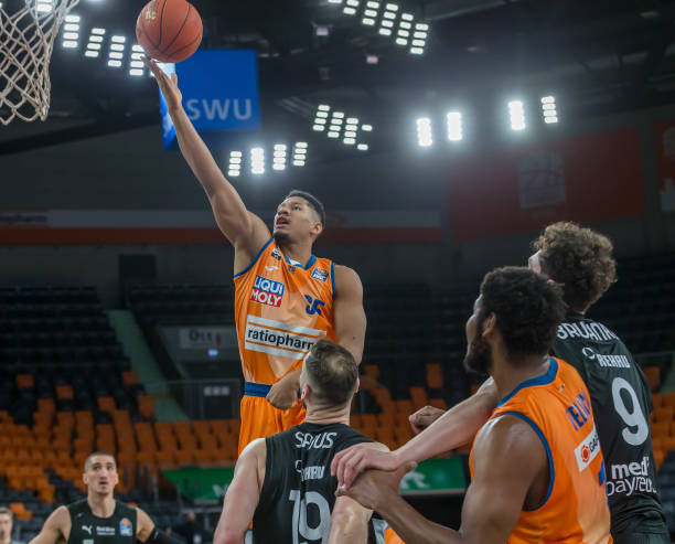 但在国际舞 但在国际舞